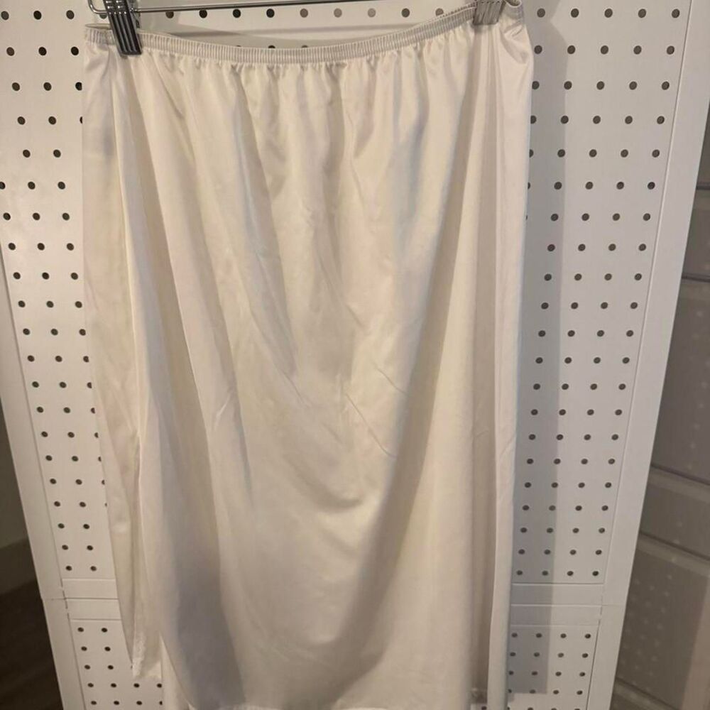 Vanity Fair White Nylon Half Slip Size Medium 28” Style 11-760